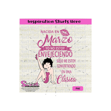 Nacida En Marzo Yo No Estoy Envejeciendo - Winking Girl- Spanish - Transparent PNG, SVG  - Silhouette, Cricut, Scan N Cut